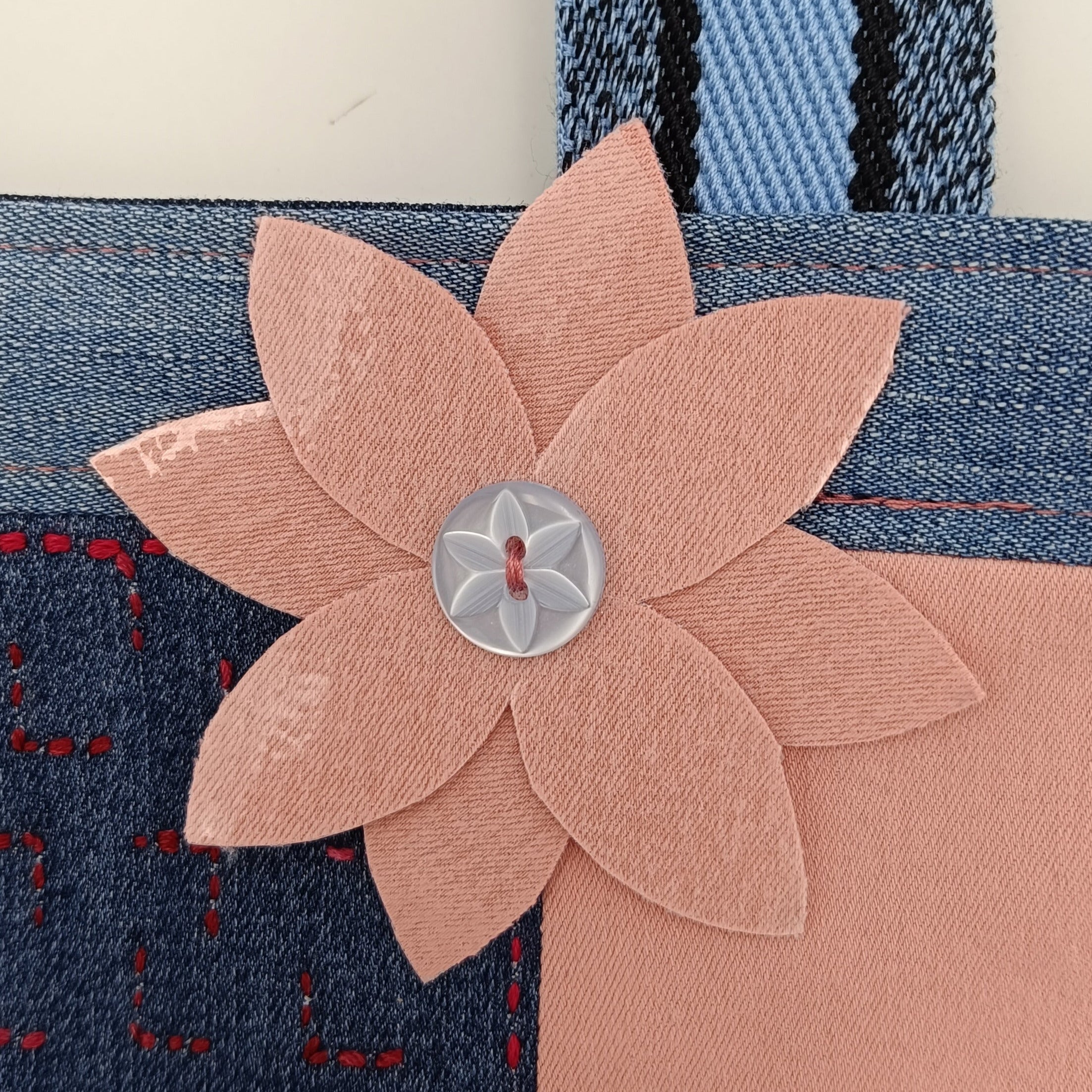 Tote bag en jeans recyclés bleu et rose - détail décor fleur