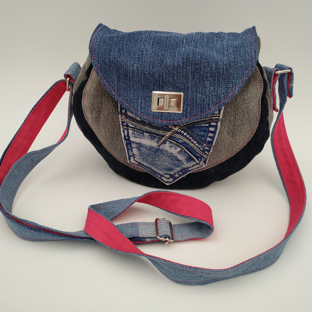 sac rond en jeans recyclés gris, bleu et brut avec doublure et surpiqures roses