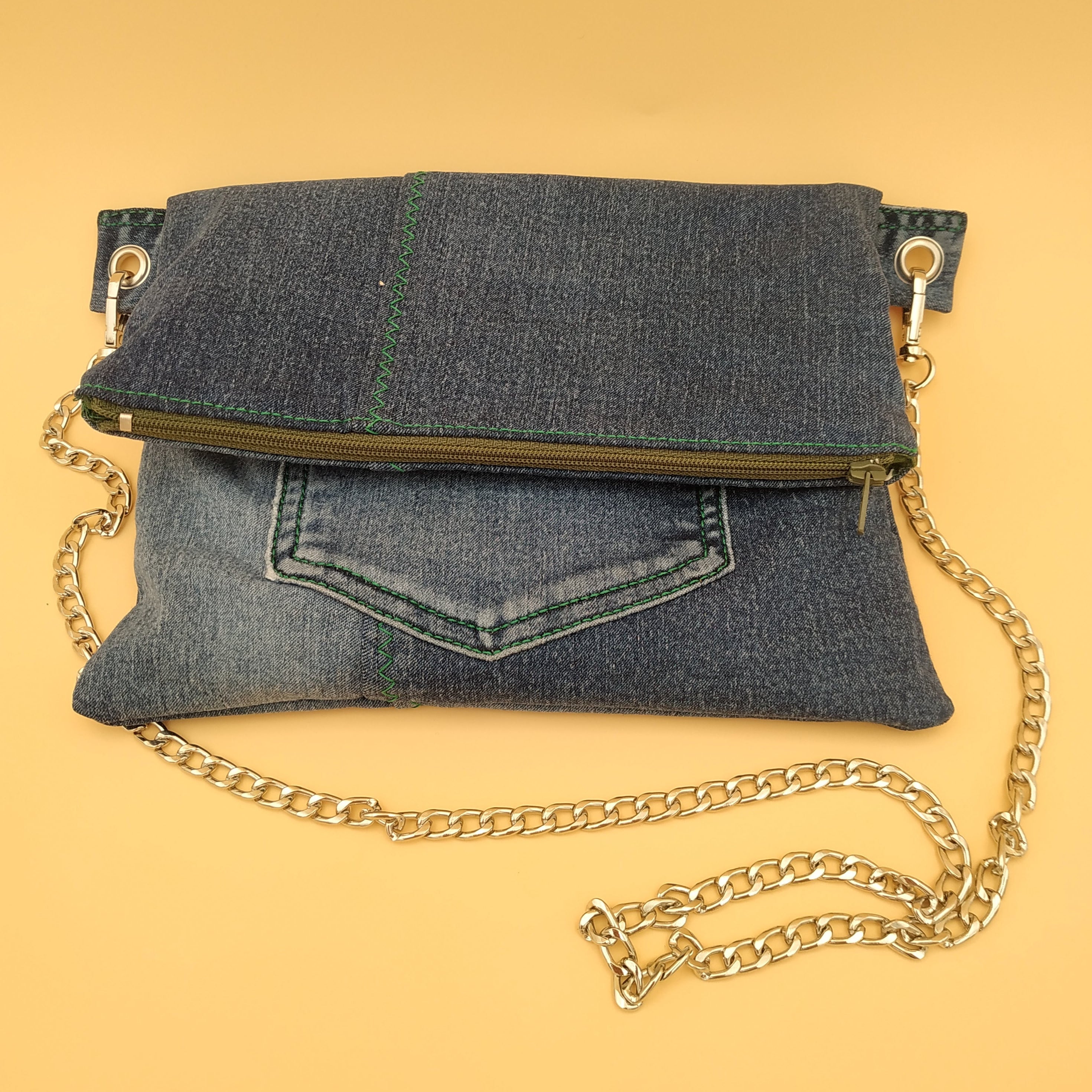 Pochette repliée en jean recyclé avec bandoulière chainette