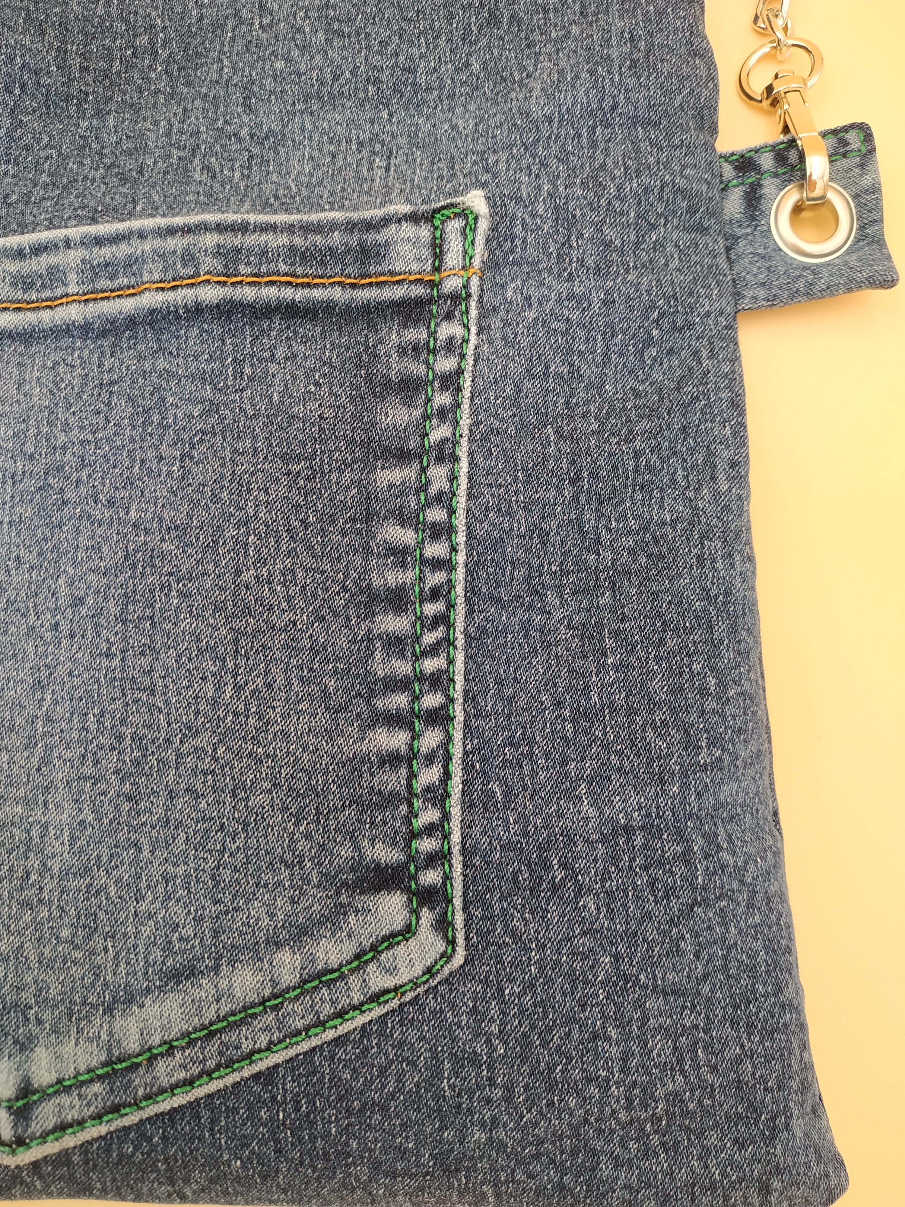 pochette repliée en jean recyclé : détail poche et coutures