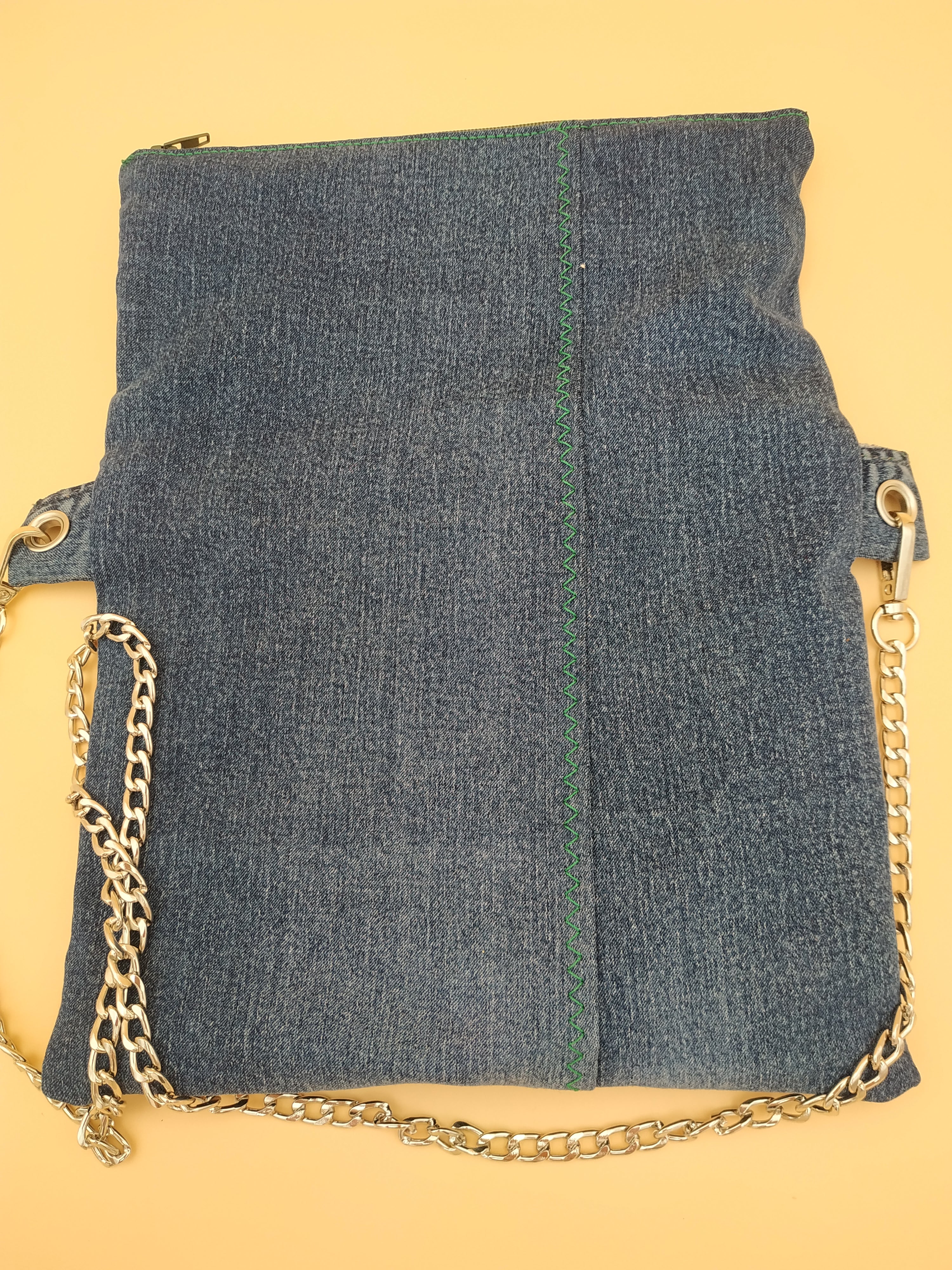 pochette repliée en jean recyclé : vue de dos