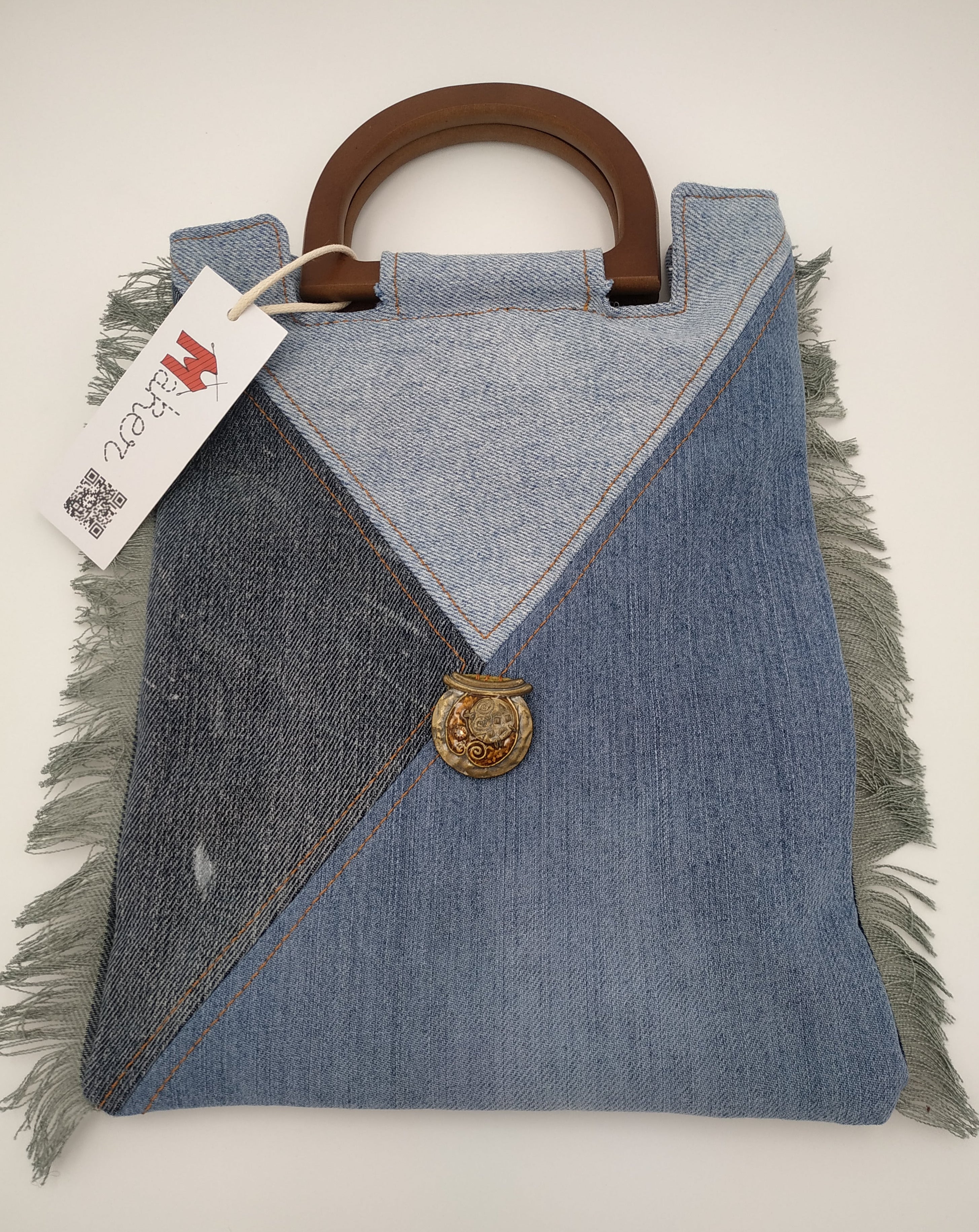 Mini sac en jeans recyclés, anses demi-lune en bois, franges sur les côtés et bijou central